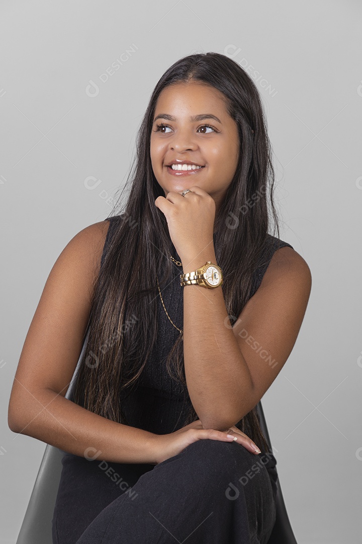 Linda Mulher tirando retratos sobre fundo isolado