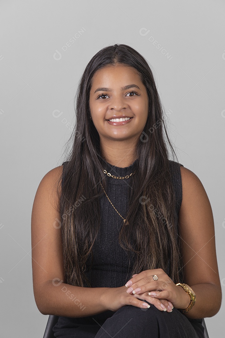 Linda Mulher tirando retratos sobre fundo isolado