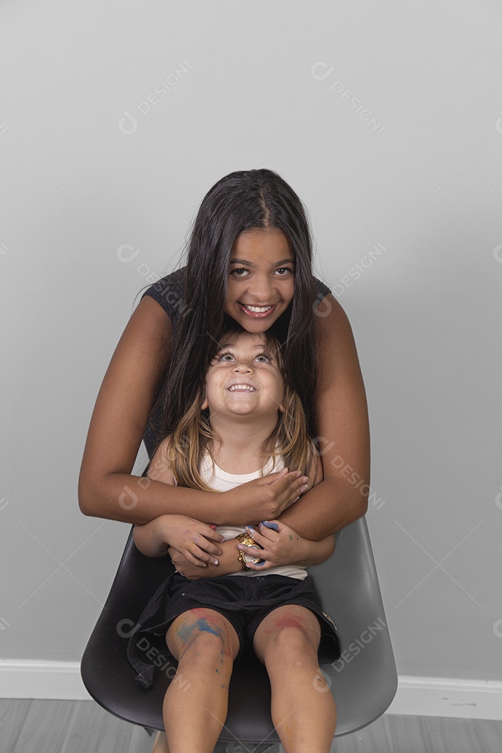 Linda Mulher tirando retratos sobre fundo isolado