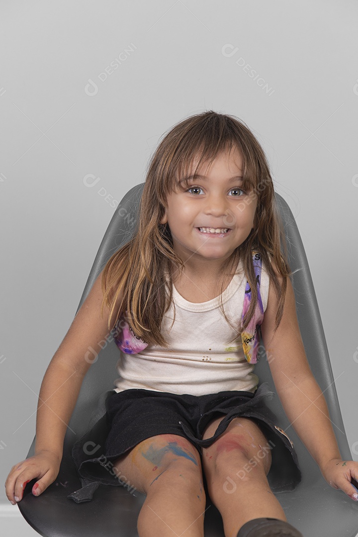 Linda criança garotinha sentado sobre uma cadeira