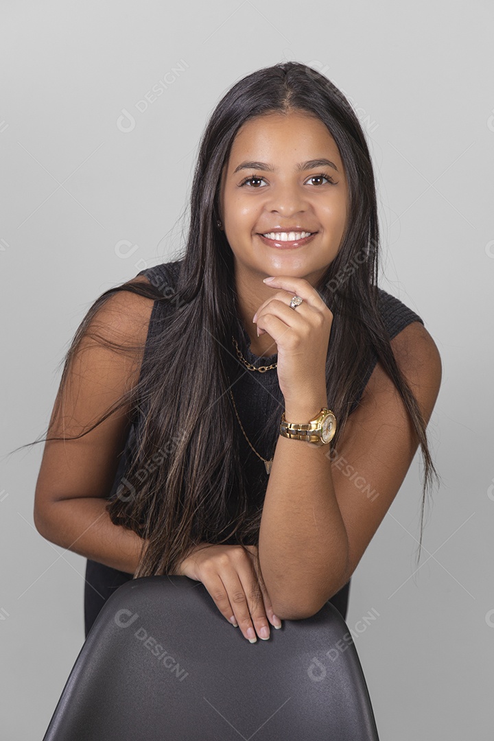 Linda Mulher tirando retratos sobre fundo isolado