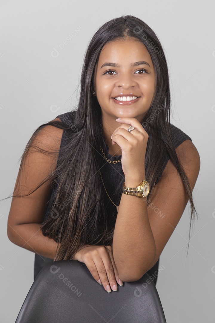 Linda Mulher tirando retratos sobre fundo isolado