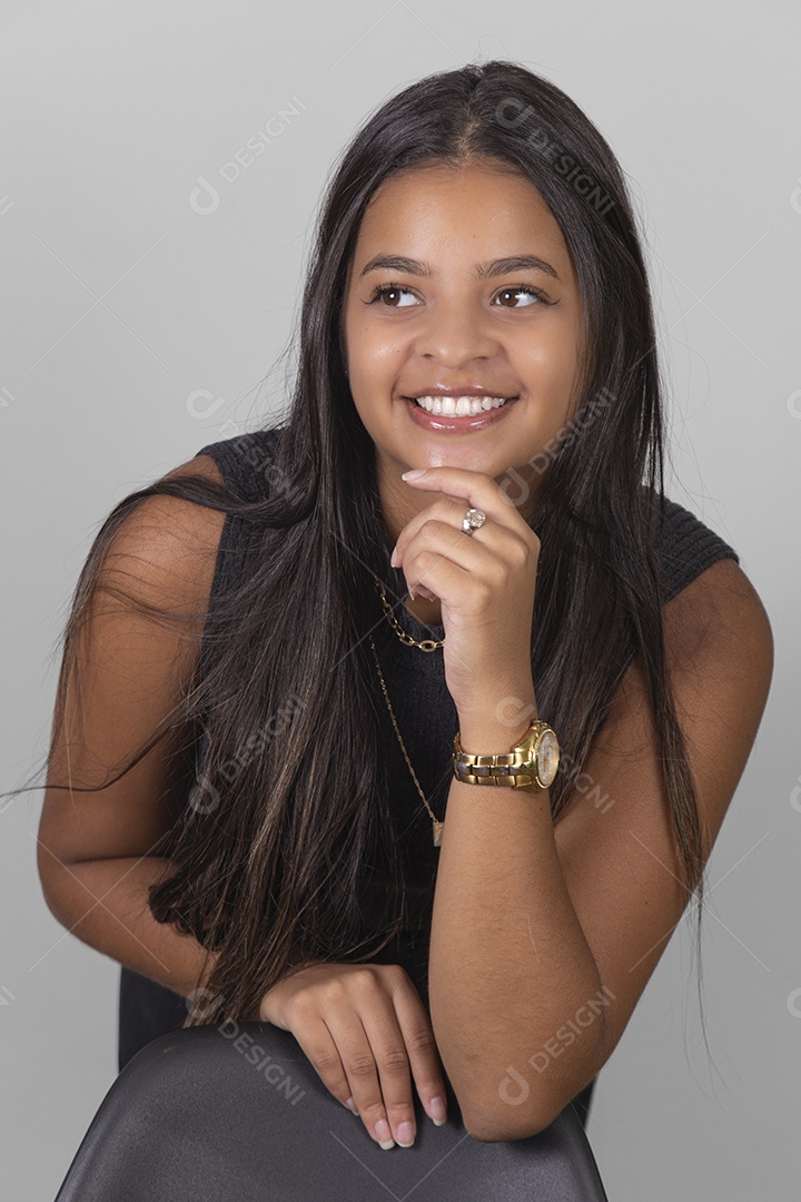 Linda Mulher tirando retratos sobre fundo isolado