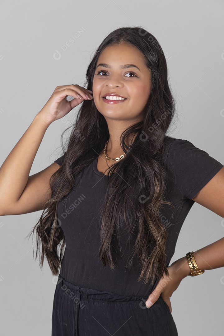 Linda Mulher tirando retratos sobre fundo isolado