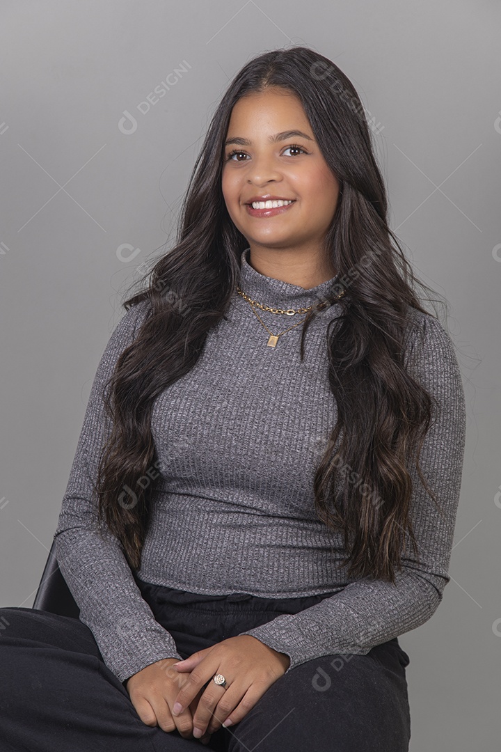 Linda Mulher tirando retratos sobre fundo isolado