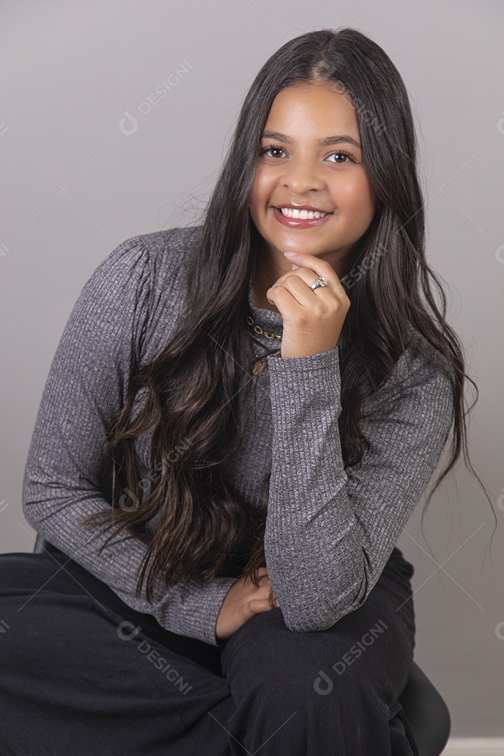 Linda Mulher tirando retratos sobre fundo isolado