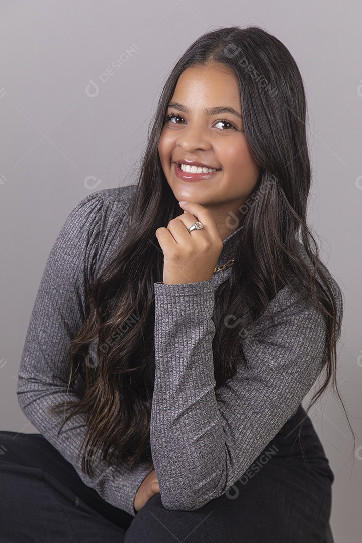 Linda Mulher tirando retratos sobre fundo isolado