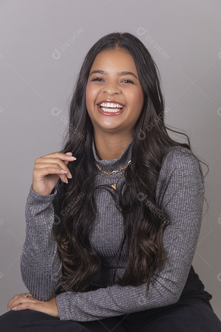 Linda Mulher tirando retratos sobre fundo isolado