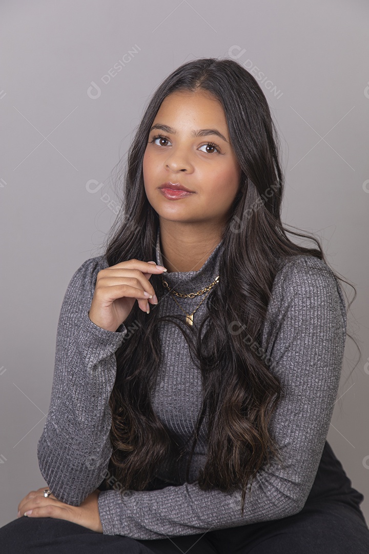 Linda Mulher tirando retratos sobre fundo isolado