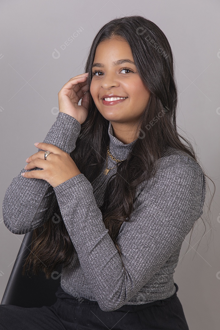 Linda Mulher tirando retratos sobre fundo isolado