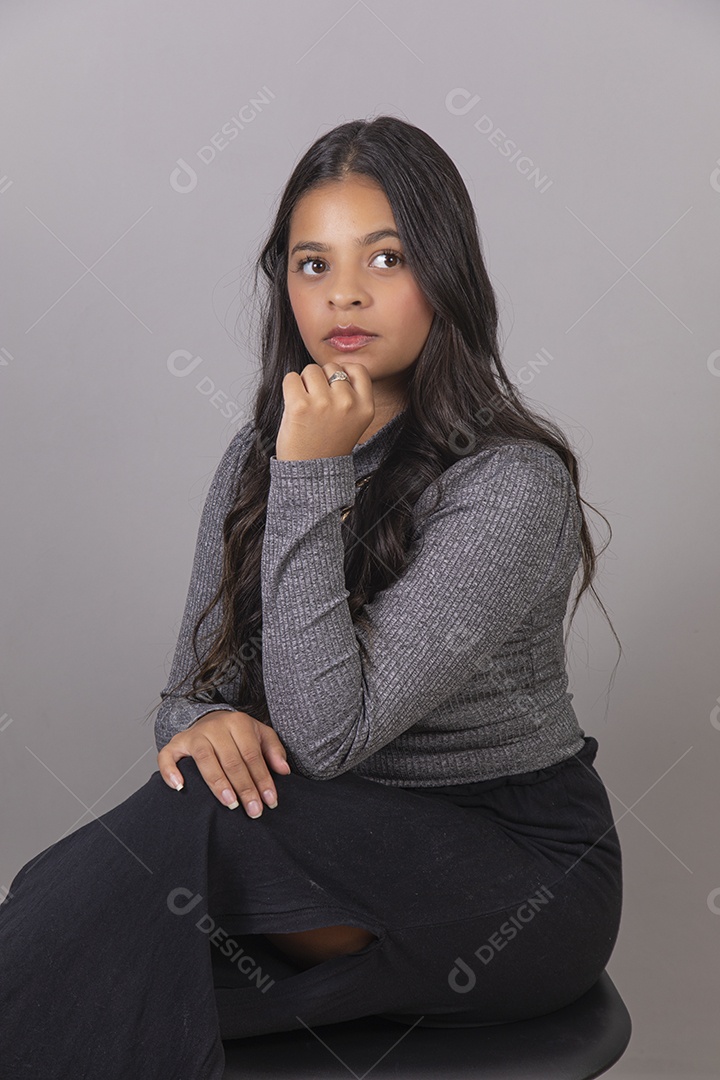 Linda Mulher tirando retratos sobre fundo isolado