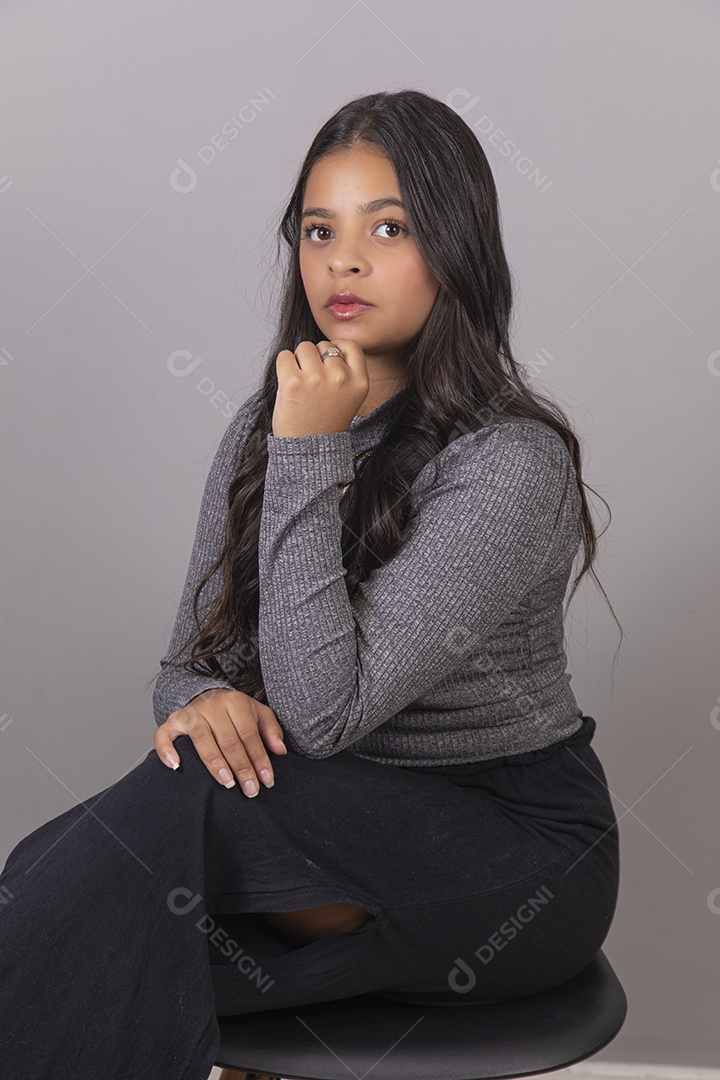 Linda Mulher tirando retratos sobre fundo isolado