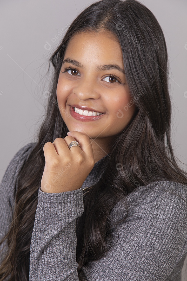 Linda Mulher tirando retratos sobre fundo isolado