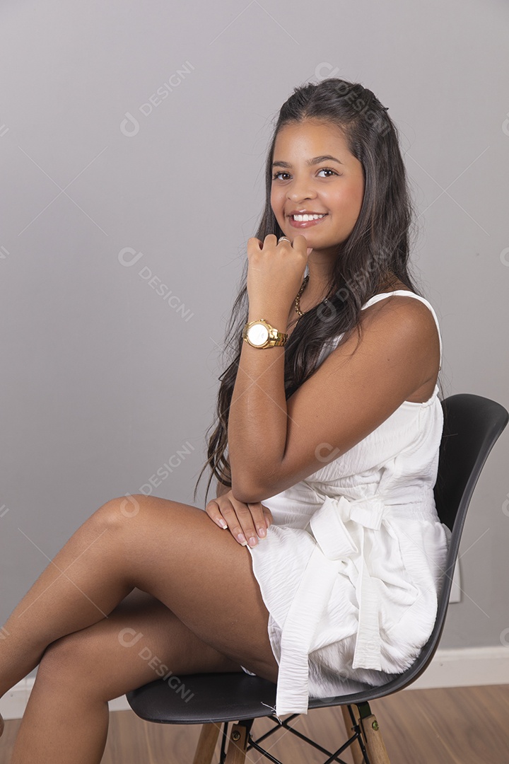 Linda Mulher tirando retratos sobre fundo isolado