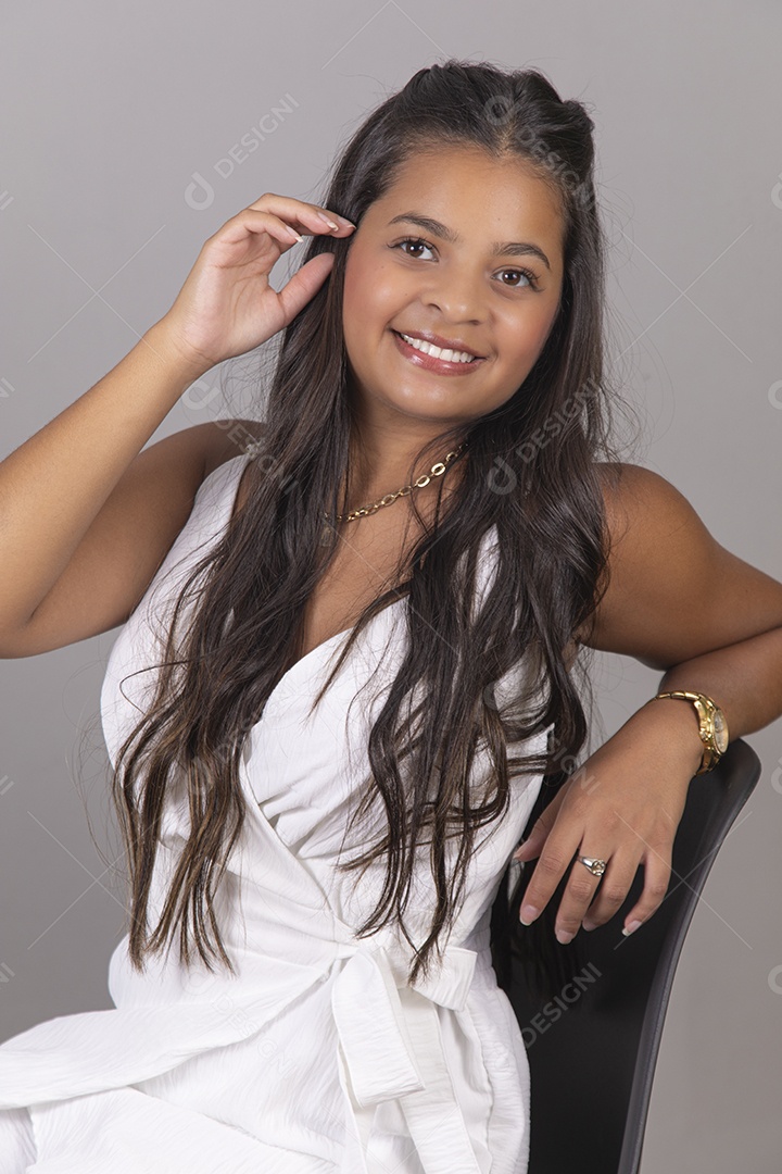 Linda Mulher tirando retratos sobre fundo isolado