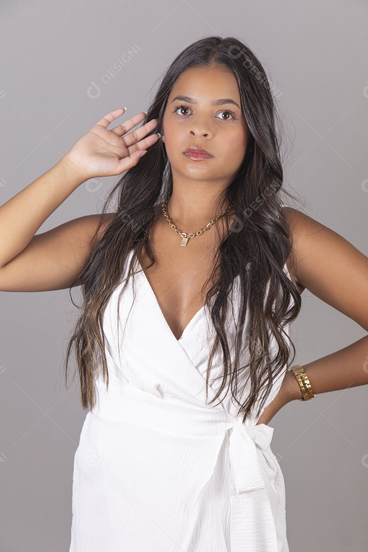 Linda Mulher tirando retratos sobre fundo isolado