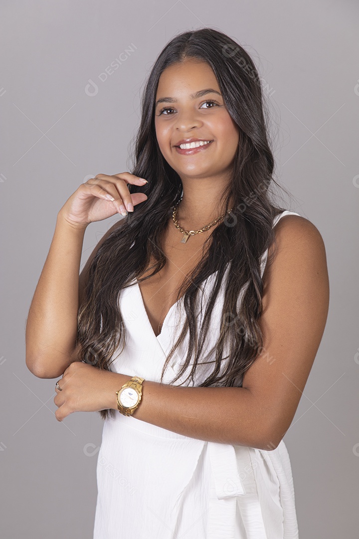 Linda Mulher tirando retratos sobre fundo isolado