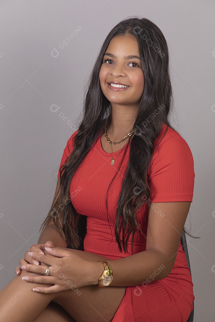 Linda Mulher tirando retratos sobre fundo isolado