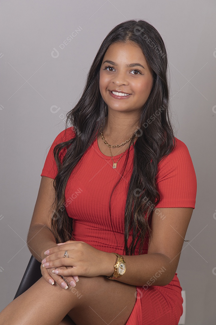 Linda Mulher tirando retratos sobre fundo isolado