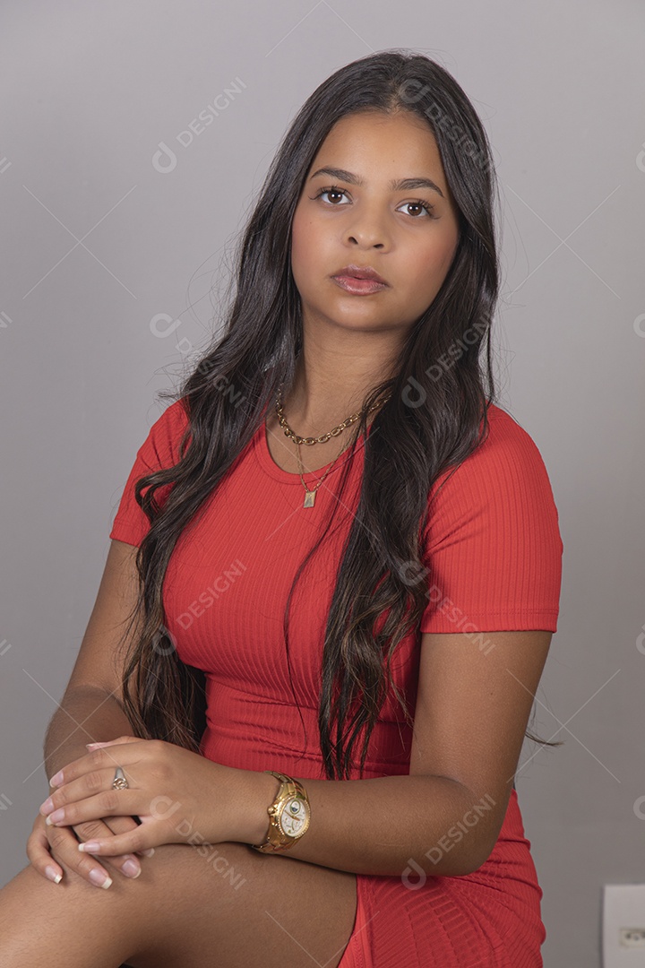 Linda Mulher tirando retratos sobre fundo isolado