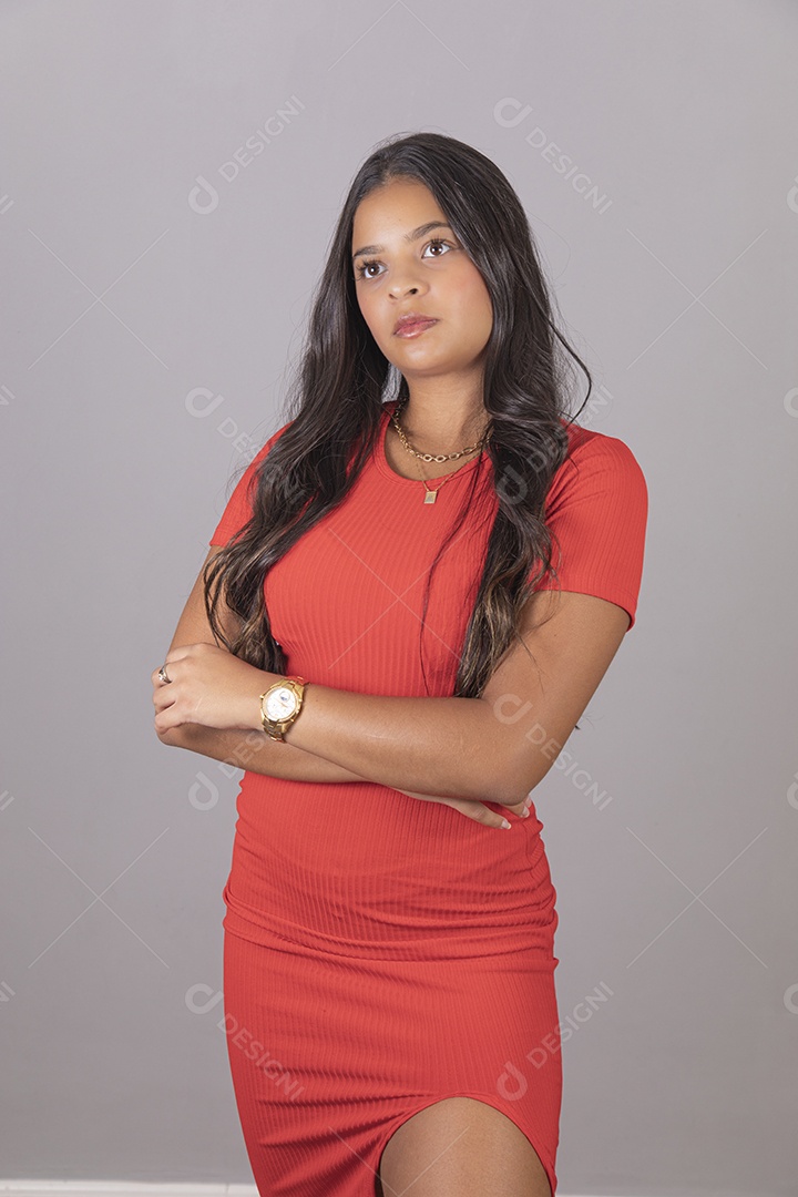 Linda Mulher tirando retratos sobre fundo isolado