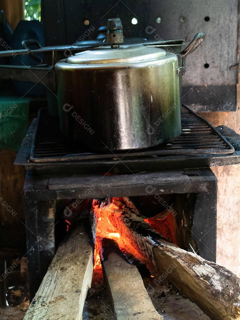 Fogão a lenha tradicional preparando comida típica brasileira