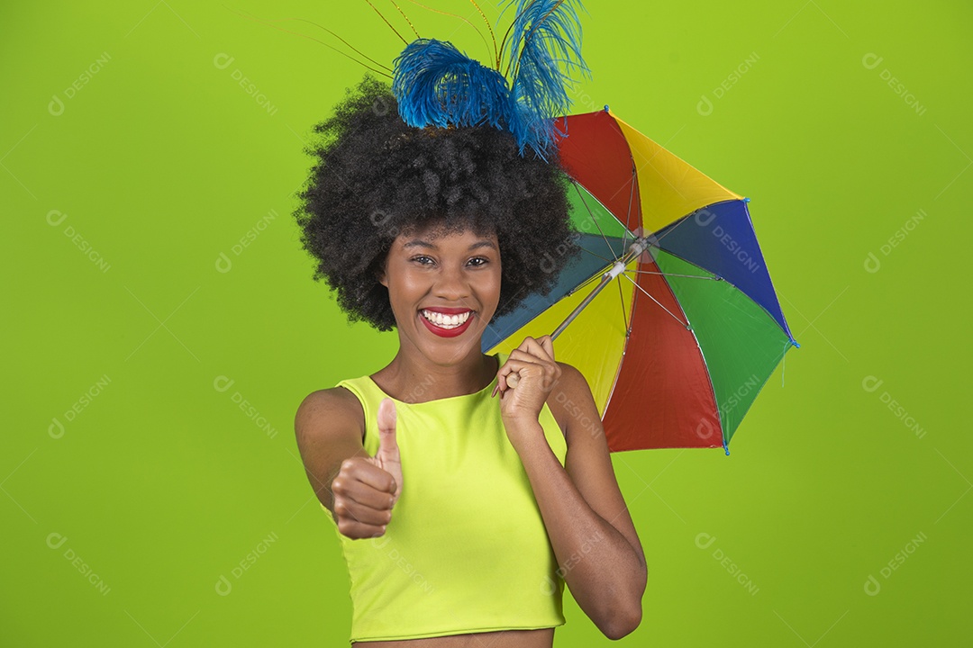 Linda mulher jovem usando fantasia de carnaval sobre fundo isolado