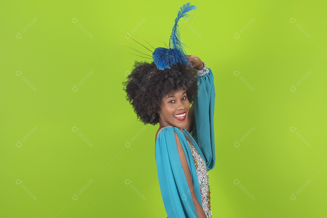 Linda mulher jovem usando fantasia de carnaval sobre fundo isolado