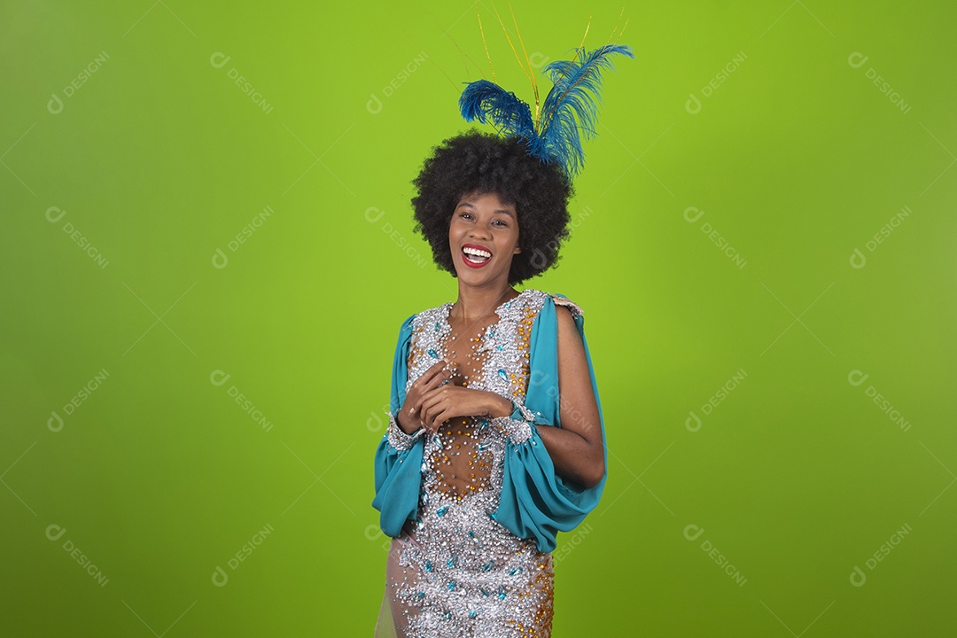 Linda mulher jovem usando fantasia de carnaval sobre fundo isolado