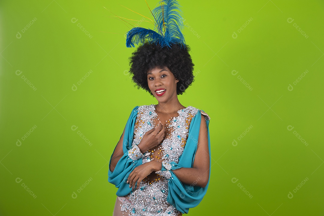 Linda mulher jovem usando fantasia de carnaval sobre fundo isolado