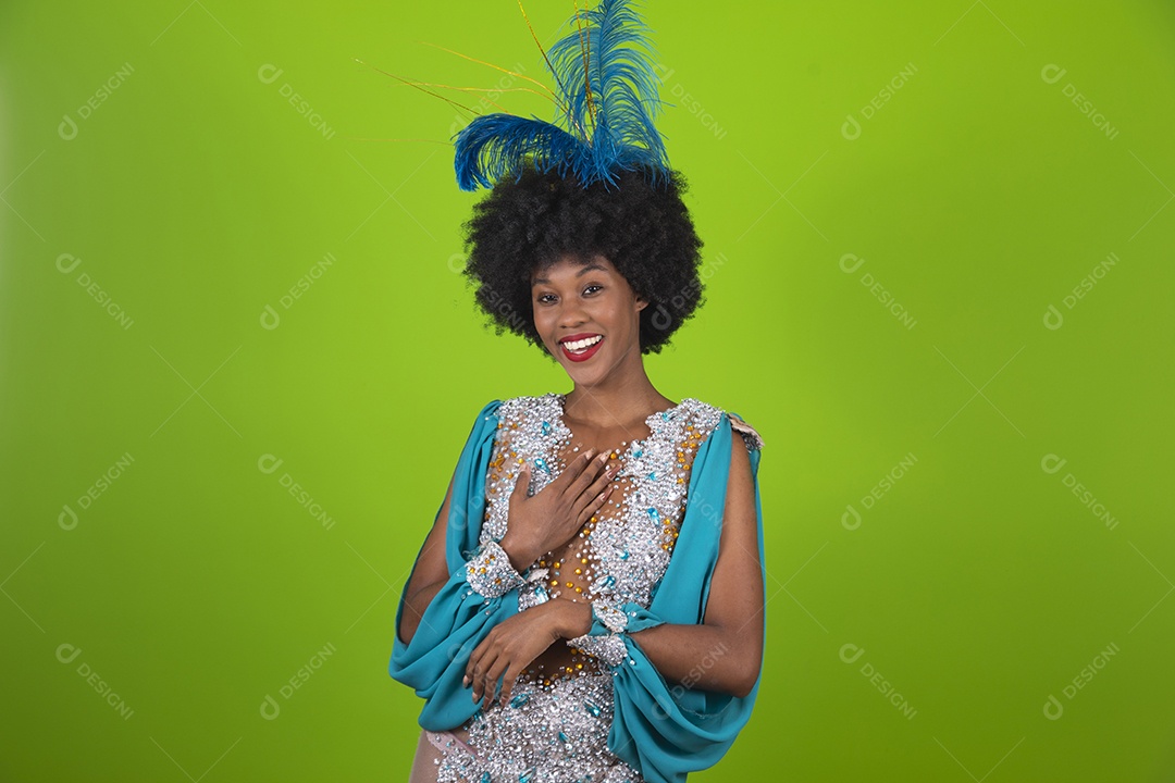 Linda mulher jovem usando fantasia de carnaval sobre fundo isolado