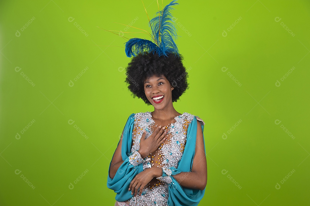 Linda mulher jovem usando fantasia de carnaval sobre fundo isolado