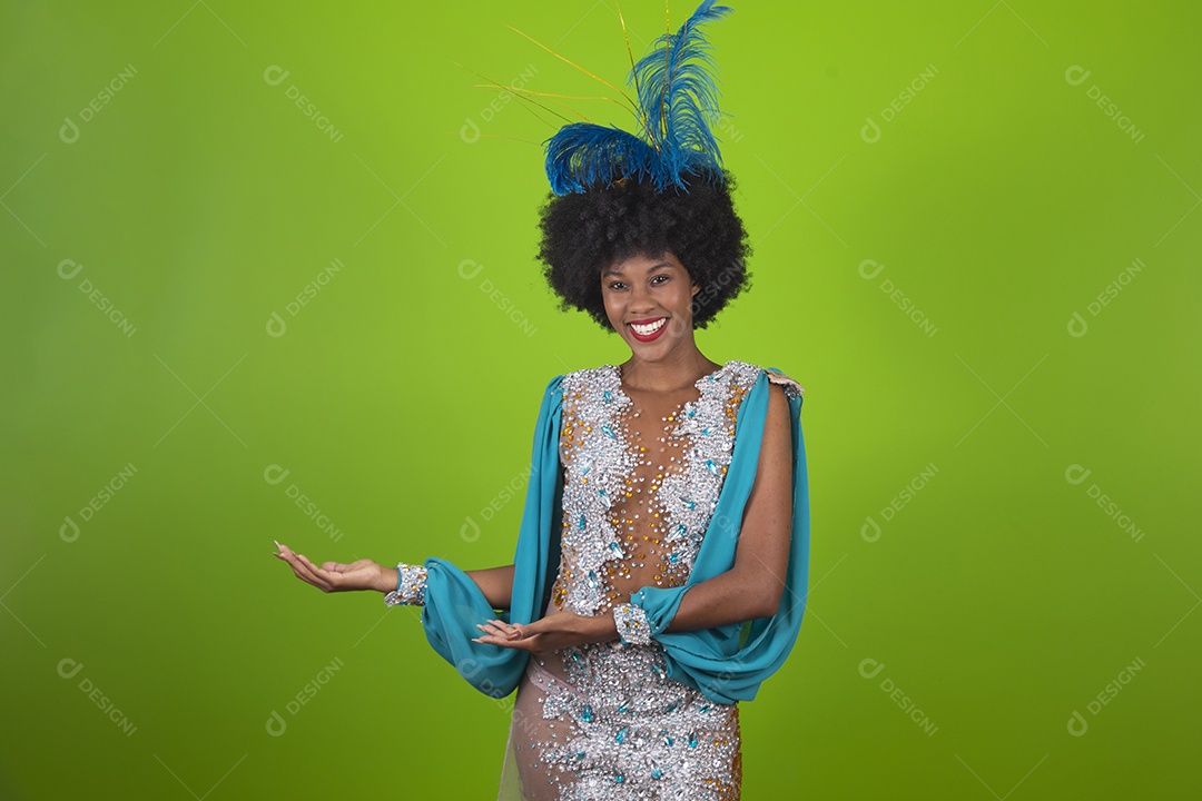 Linda mulher jovem usando fantasia de carnaval sobre fundo isolado