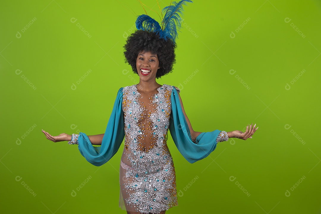 Linda mulher jovem usando fantasia de carnaval sobre fundo isolado