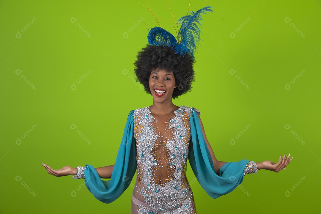 Linda mulher jovem usando fantasia de carnaval sobre fundo isolado