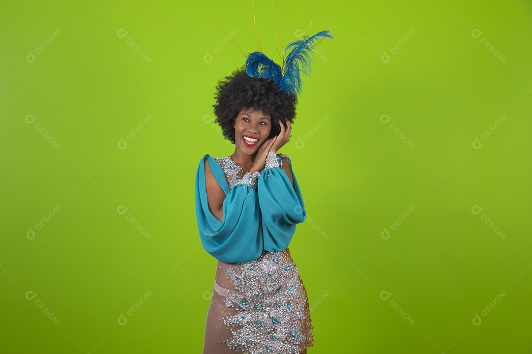 Linda mulher jovem usando fantasia de carnaval sobre fundo isolado