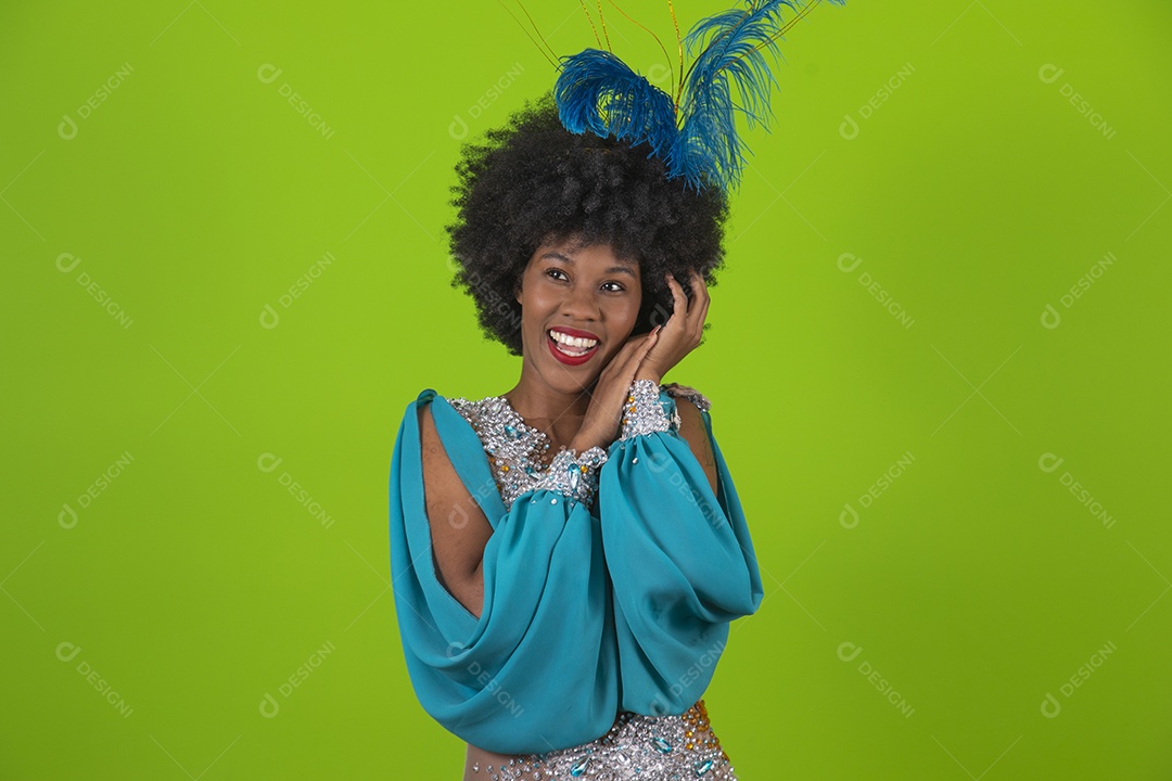 Linda mulher jovem usando fantasia de carnaval sobre fundo isolado