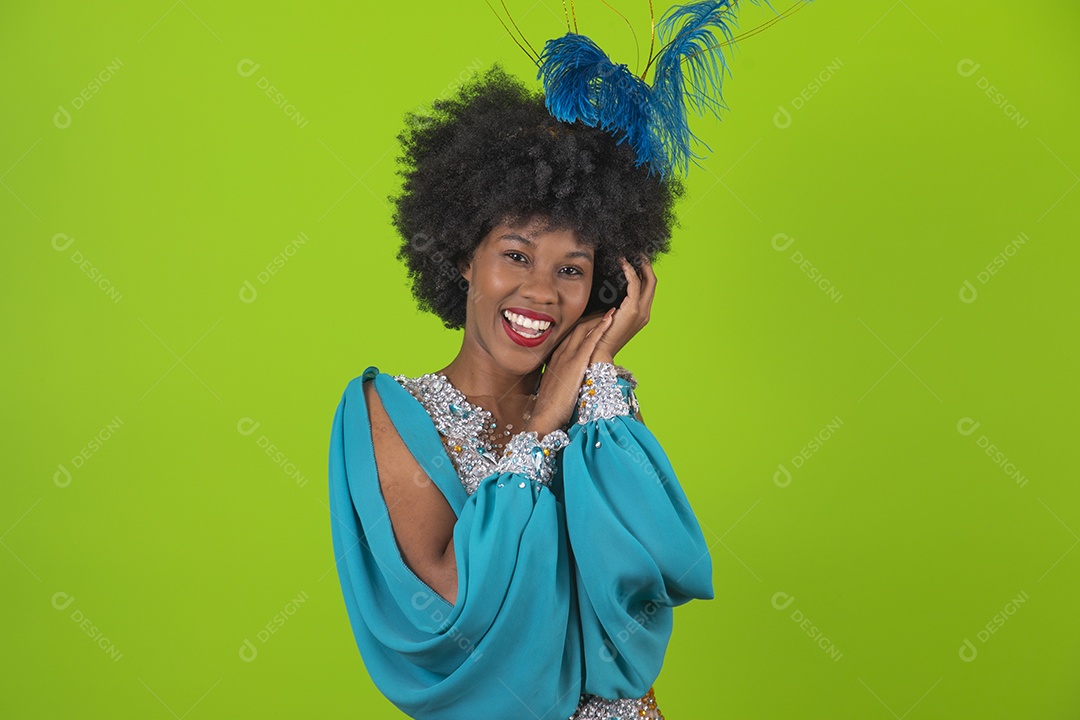 Linda mulher jovem usando fantasia de carnaval sobre fundo isolado