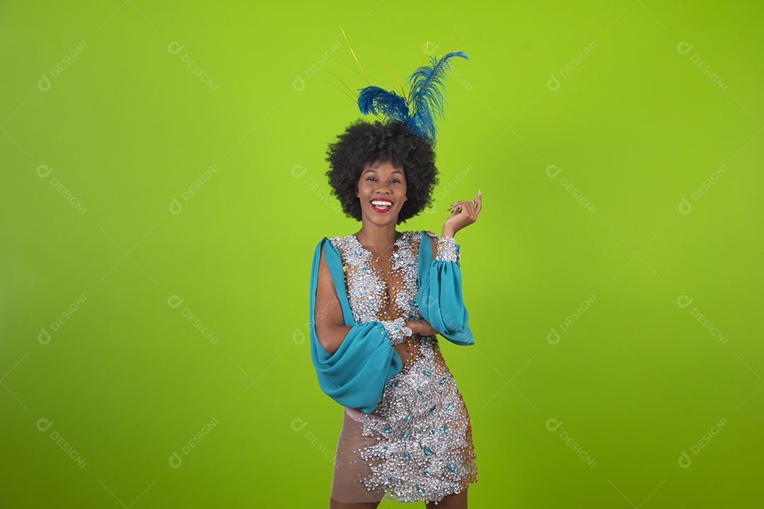 Linda mulher jovem usando fantasia de carnaval sobre fundo isolado