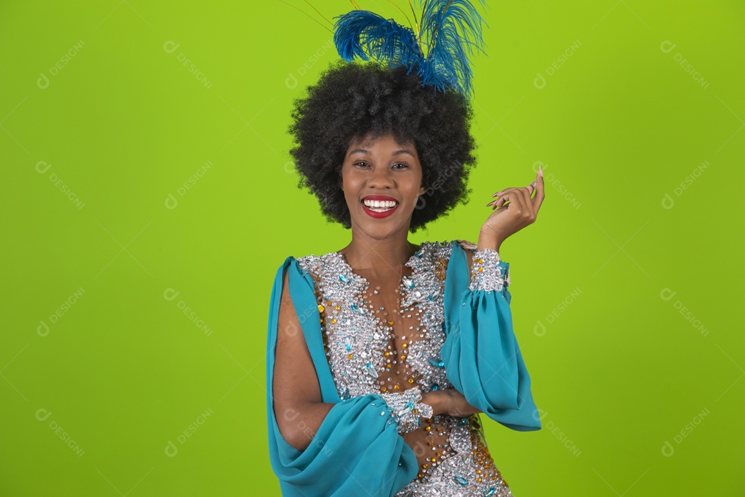 Linda mulher jovem usando fantasia de carnaval sobre fundo isolado