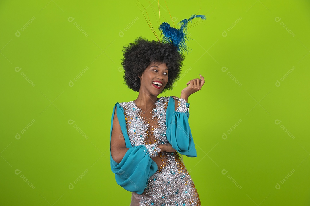 Linda mulher jovem usando fantasia de carnaval sobre fundo isolado