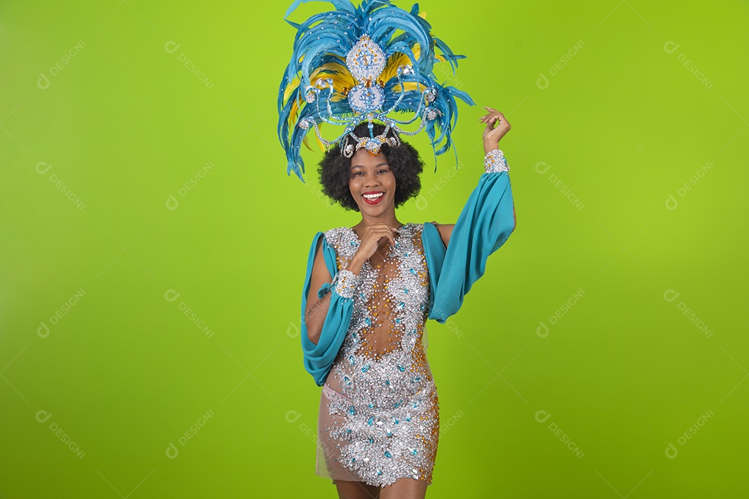 Linda mulher jovem usando fantasia de carnaval sobre fundo isolado