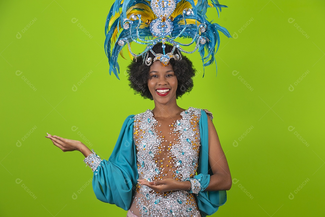 Linda mulher jovem usando fantasia de carnaval sobre fundo isolado