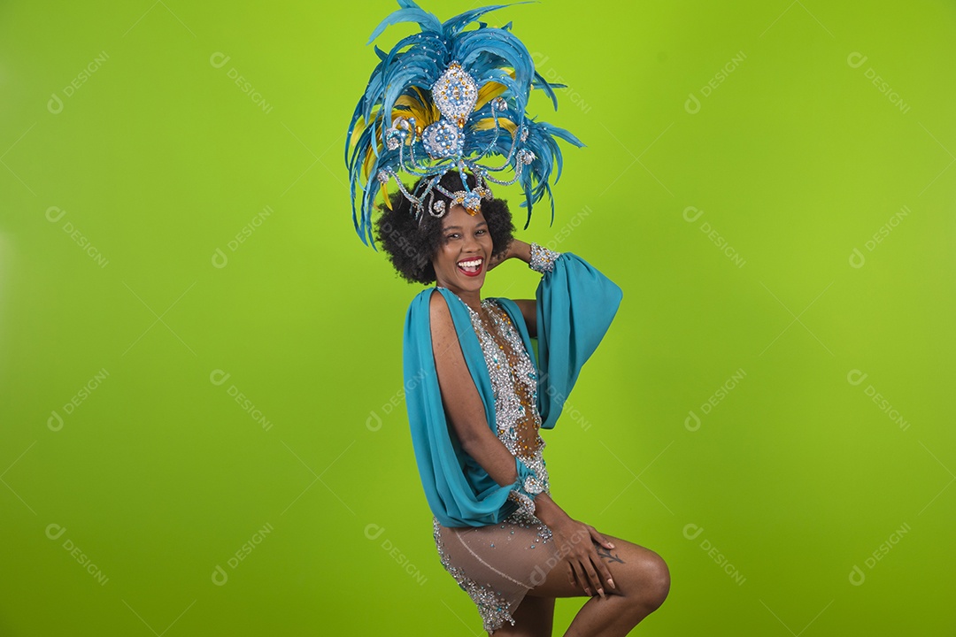 Linda mulher jovem usando fantasia de carnaval sobre fundo isolado