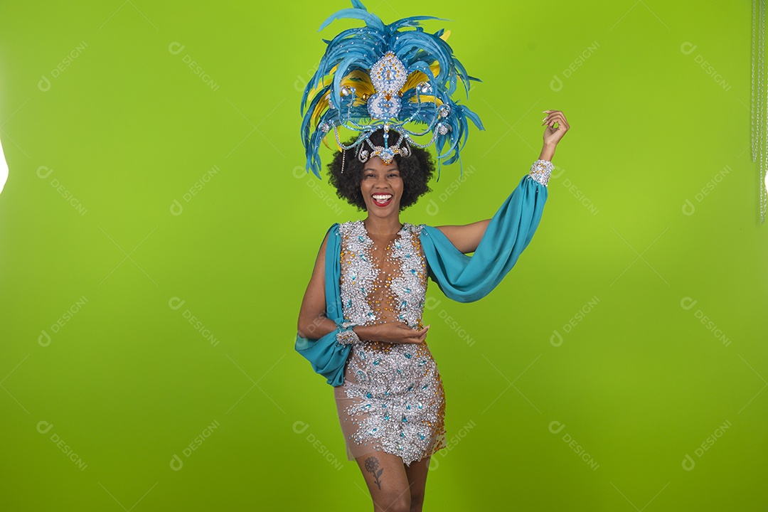 Linda mulher jovem usando fantasia de carnaval sobre fundo isolado