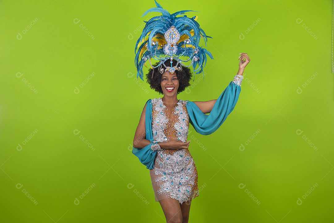 Linda mulher jovem usando fantasia de carnaval sobre fundo isolado