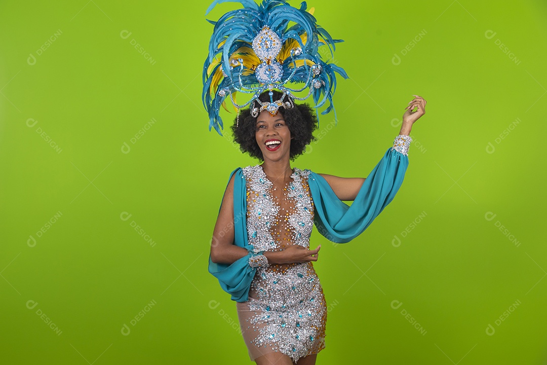 Linda mulher jovem usando fantasia de carnaval sobre fundo isolado