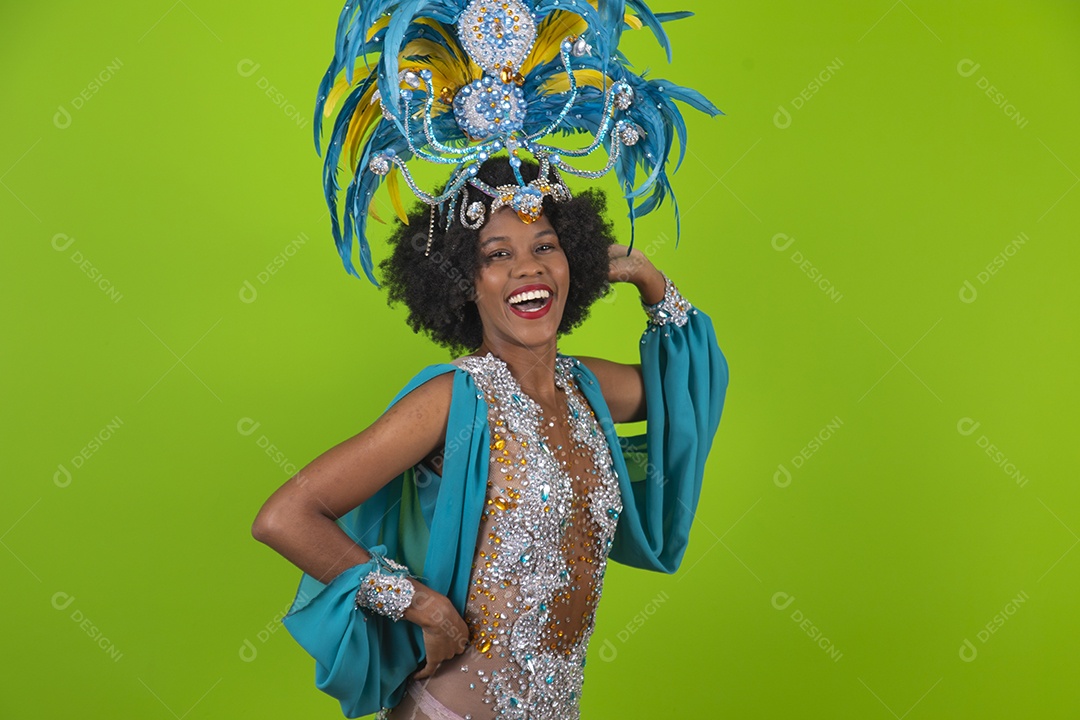 Linda mulher jovem usando fantasia de carnaval sobre fundo isolado