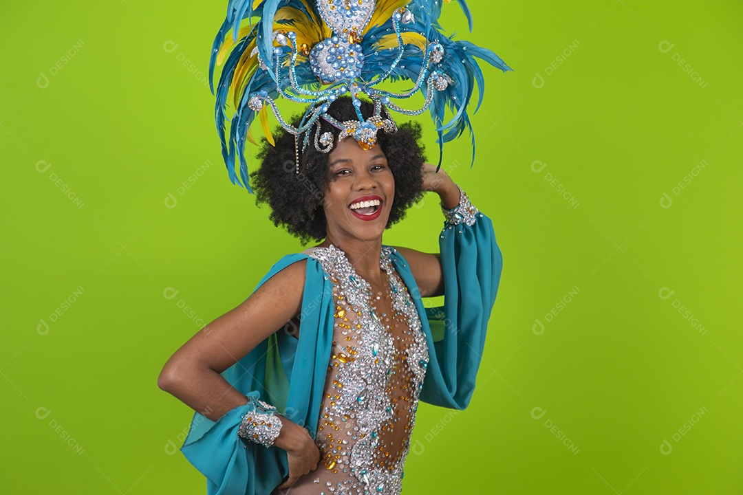 Linda mulher jovem usando fantasia de carnaval sobre fundo isolado