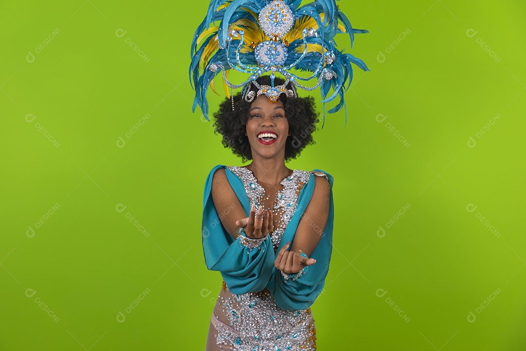 Linda mulher jovem usando fantasia de carnaval sobre fundo isolado